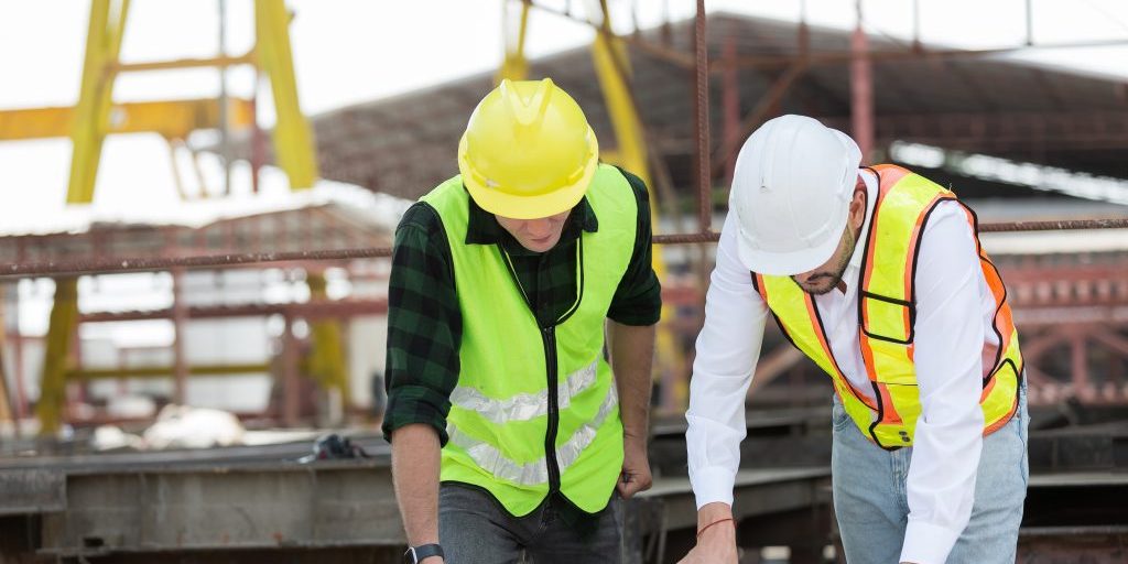 Team,Of,Male,Engineer,Construction,Working,And,Inspecting,Structure,Of